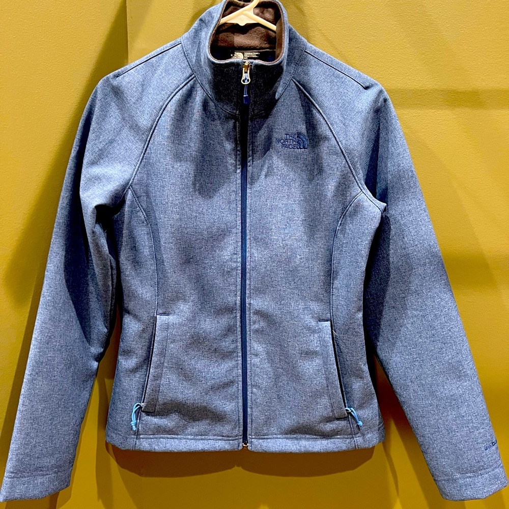 Full zip, North face -Like New-medium weight jacket (not fleece)